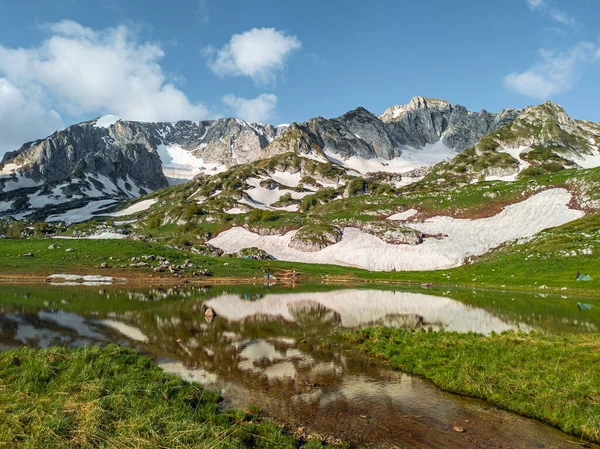 Piękne Teksturowane Pasmo Górskie Częściowo Pokryte Śniegiem Tle Błękitnego Nieba — Zdjęcie stockowe
