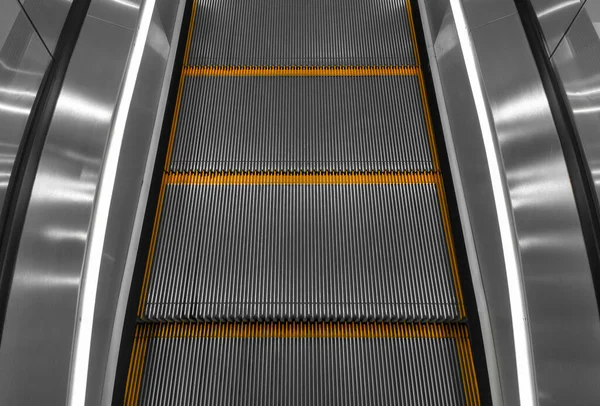 Szare Schody Ruchome Kroki Pomarańczowymi Liniami Zbliżenie Zatrzymane Schody Ruchome — Zdjęcie stockowe