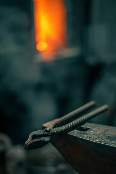 Blacksmith Tongs Lie Anvil Background Fire Forge Forge — Stock Photo, Image