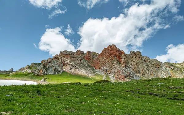 Białe Chmury Wychodzą Zza Wysokiego Klifu Krajobrazy Górskie — Zdjęcie stockowe