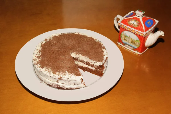 チョコレート ケーキ、ティーポット — ストック写真
