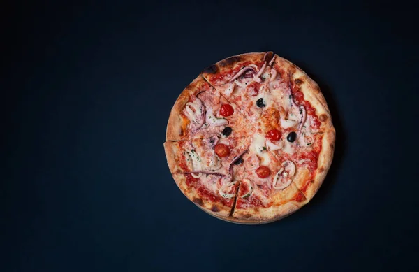 Läckra Skaldjur Pizza Mörk Bakgrund Ovanifrån Kopiera Utrymme — Stockfoto