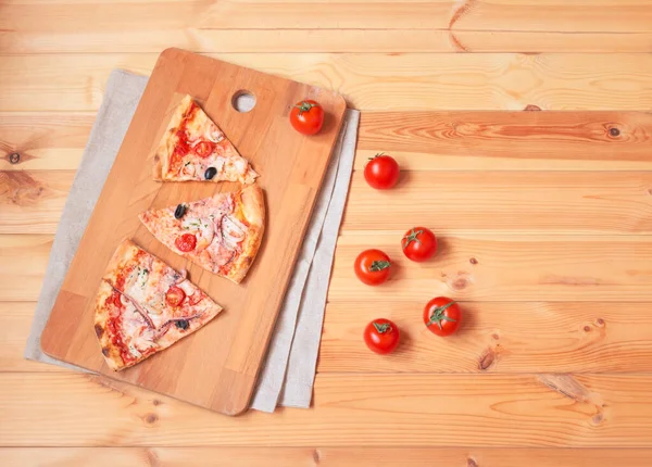 Trozos Deliciosa Pizza Mariscos Tabla Cortar Tomates Frescos Cerca Mesa — Foto de Stock
