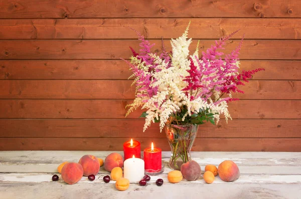 White Red Pink Beautiful Astilbe Flowers Glass Vase Burning Candles — Stock Photo, Image