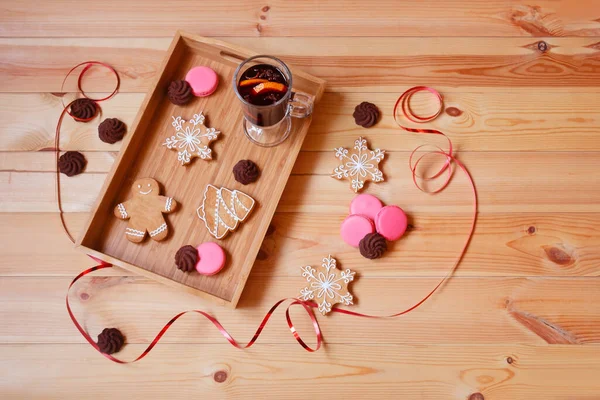 Sklenice Svařeného Vína Vánoční Perníkové Sušenky Jahodové Makaróny Čokoládové Sušenky — Stock fotografie