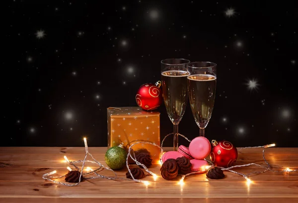 Sklenice Šampaňským Vánoční Dárek Kuličky Jahodové Makaróny Čokoládové Sušenky Zářící — Stock fotografie