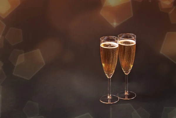 Sklenice Šampaňským Tmavém Pozadí Zobrazit Mezerou Pro Kopírování — Stock fotografie