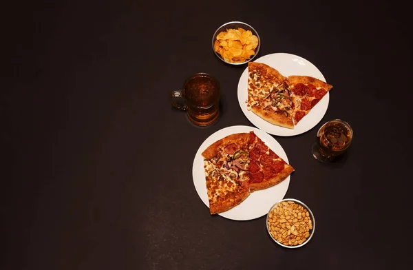 Skivor Pepperoni Pizza Skinka Pizza Och Kyckling Pizza Vita Tallrikar — Stockfoto