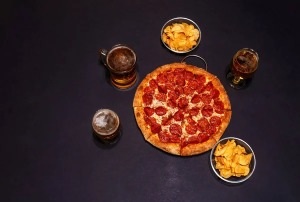 Deliciosa Pizza Pepperoni Vasos Cerveza Jarra Cerveza Papas Fritas Sobre — Foto de Stock