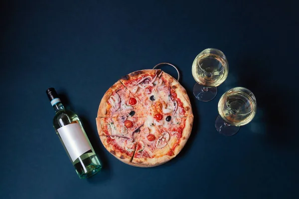 Deliciosa Pizza Mariscos Botella Vino Blanco Copas Vino Blanco Sobre — Foto de Stock