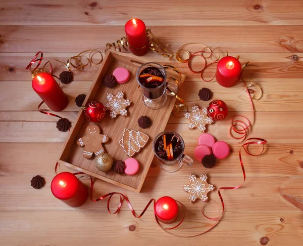 Twee Glazen Glühwein Kerstkoekjes Kaarsen Balletjes Aardbeienmacarons Chocoladekoekjes Houten Tafel — Stockfoto