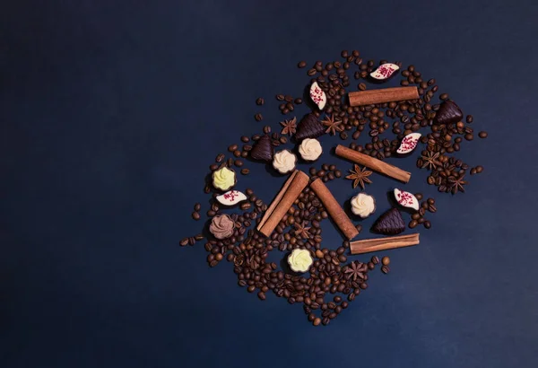 Chocolade Snoepjes Specerijen Koffiebonen Donkere Achtergrond Bovenaanzicht Kopieer Ruimte — Stockfoto