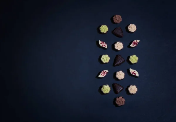 Voedingspatroon Gemaakt Van Chocolade Snoepjes Donkere Achtergrond Bovenaanzicht Kopieer Ruimte — Stockfoto