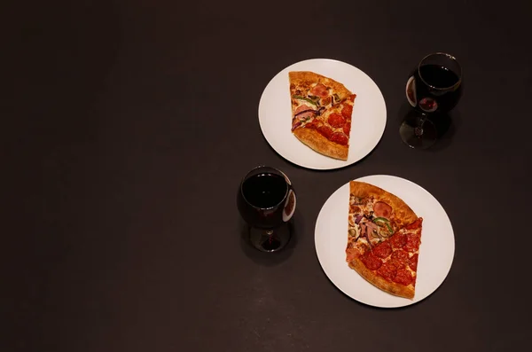 Rebanadas Pizza Pepperoni Pizza Jamón Copas Vino Tinto Sobre Fondo — Foto de Stock