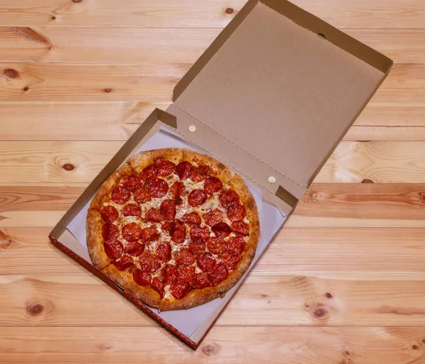 Pizza Pepperoni Recién Horneada Caja Sobre Mesa Madera Vista Superior — Foto de Stock