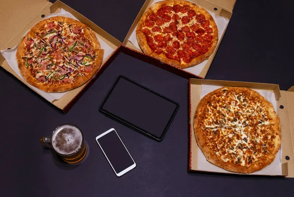 Entrega Pizza Cajas Abiertas Jarra Cerveza Tableta Smartphone Con Pantalla — Foto de Stock