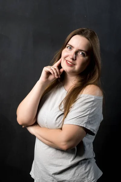 Close Retrato Uma Mulher Aparência Europeia Com Sorriso Olhando Para — Fotografia de Stock