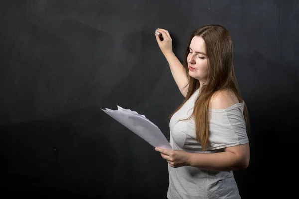 Woman European Appearance Holds Sheets Paper Her Hands Writes Slate — Stock Photo, Image