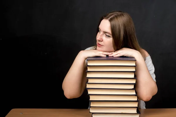 Una Mujer Apariencia Europea Apoyó Cabeza Los Libros Estudiante Está — Foto de Stock