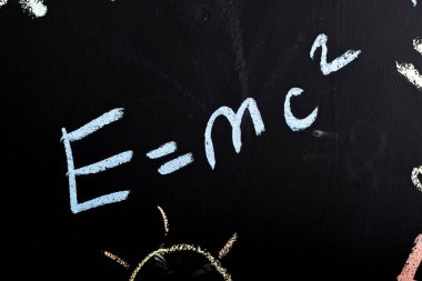 Tahta duvara renkli tebeşirle çizilmiş. Einstein 'ın Kanunu