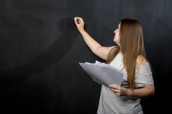 Una Chica Apariencia Europea Escribe Con Tiza Muro Pizarra Lugar —  Fotos de Stock