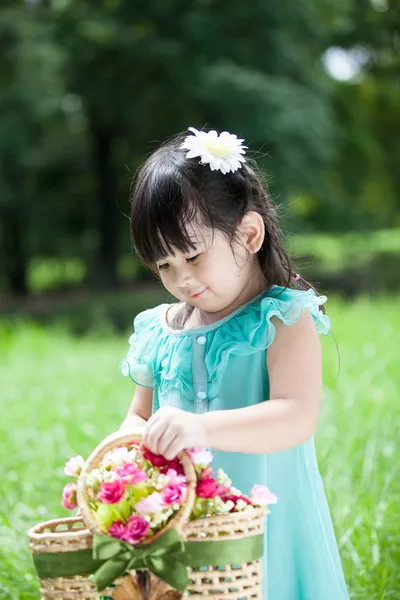 Aziatische meisje met mand van bloem — Stockfoto