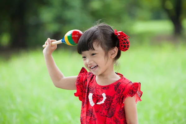 Asian little girl playing percussion — Stock Photo, Image