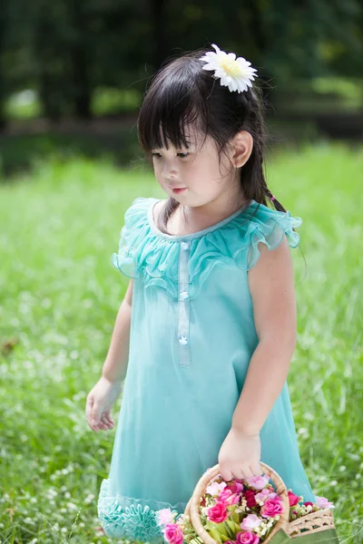 Aziatische meisje met mand van bloem — Stockfoto