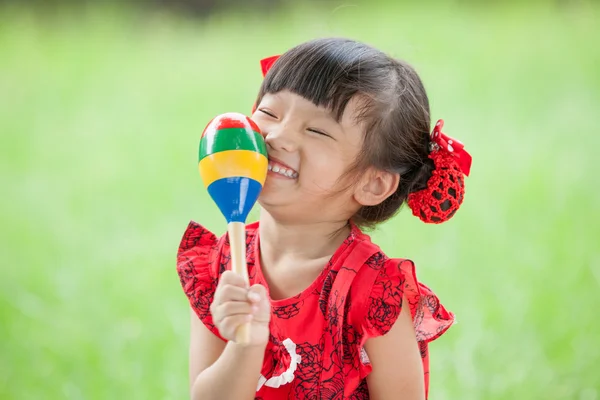 Liten asiatisk tjej som spelar slagverk — Stockfoto