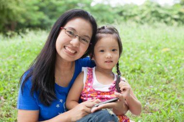 Anne oynarken ve Bahçe İngitere öğretim