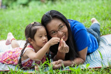 Anne oynarken ve Bahçe İngitere öğretim