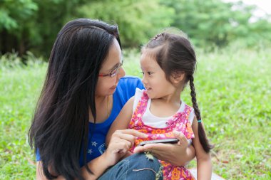 Anne oynarken ve Bahçe İngitere öğretim