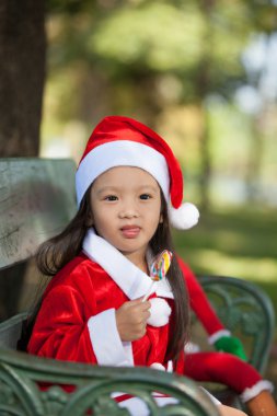 küçük kız soyunma Noel Baba olarak zevk