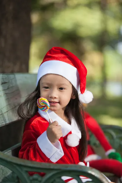 Lilla flickan njuta klä som santa — Stockfoto