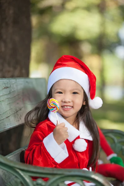 Lilla flickan njuta klä som santa — Stockfoto