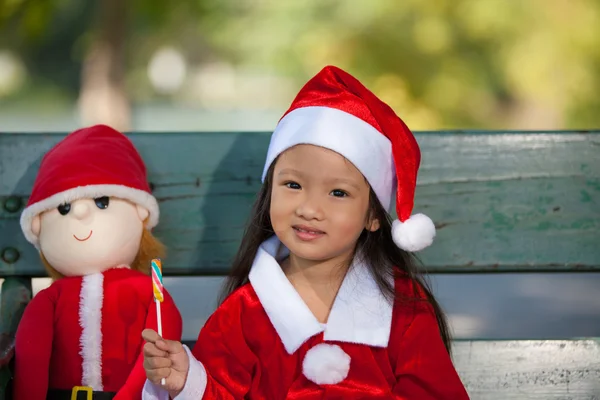 Lilla flickan njuta klä som santa — Stockfoto