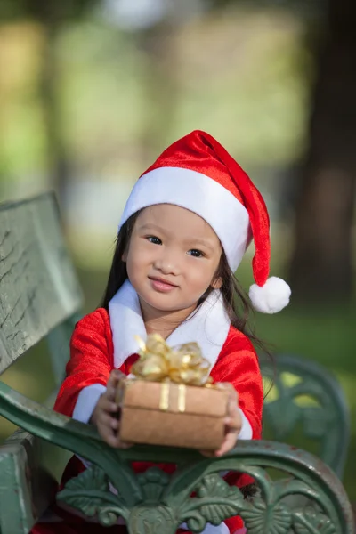 Lilla flickan njuta klä som santa — Stockfoto