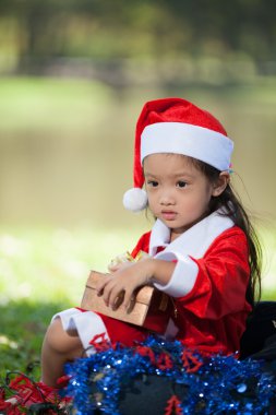 küçük kız soyunma Noel Baba olarak zevk