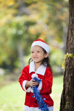 küçük kız soyunma Noel Baba olarak zevk