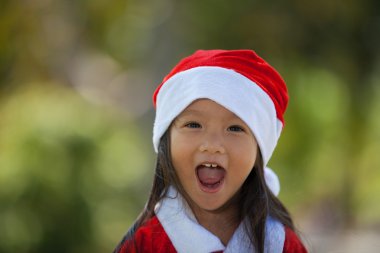 küçük kız soyunma Noel Baba olarak zevk