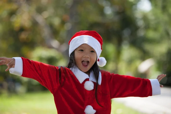 Lilla flickan njuta klä som santa — Stockfoto