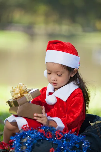 Lilla flickan njuta klä som santa — Stockfoto