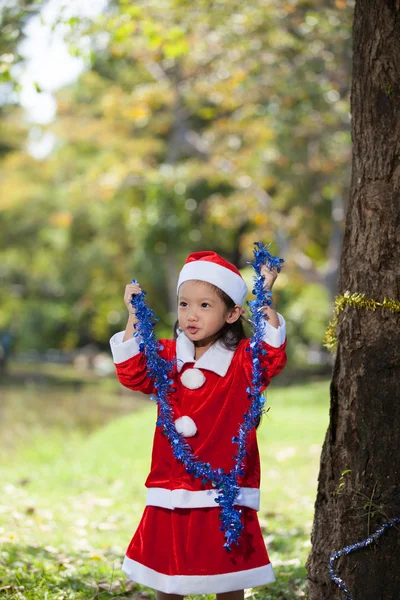 Lilla flickan njuta klä som santa — Stockfoto