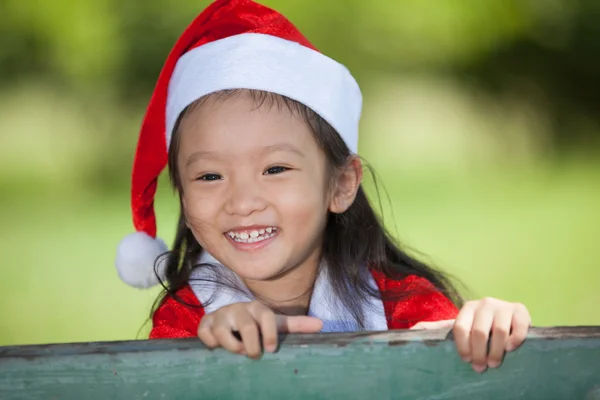 Lilla flickan njuta klä som santa — Stockfoto