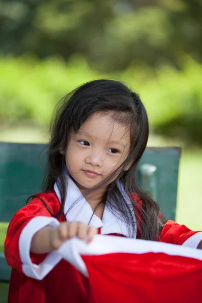 Bambina godere vestirsi come Babbo Natale — Foto Stock