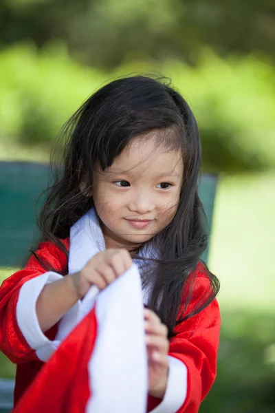 Klein meisje genieten van dressing als santa — Stockfoto