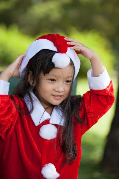 Lilla flickan njuta klä som santa — Stockfoto