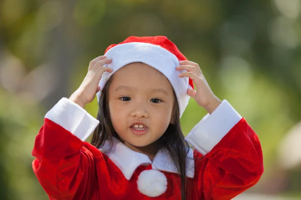 Lilla flickan njuta klä som santa — Stockfoto