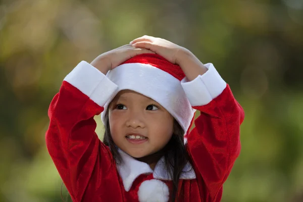 Lilla flickan njuta klä som santa — Stockfoto