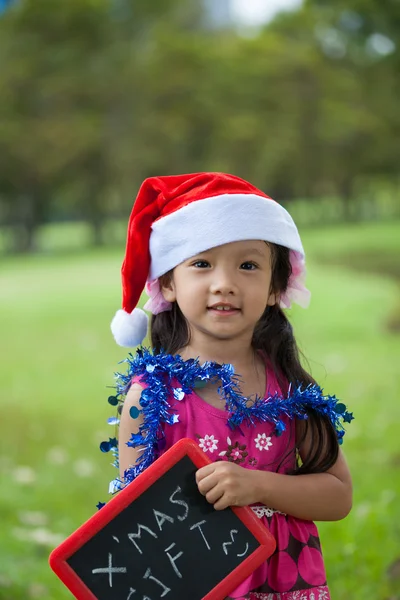 Liten asiatisk tjej med santa hatt — Stockfoto